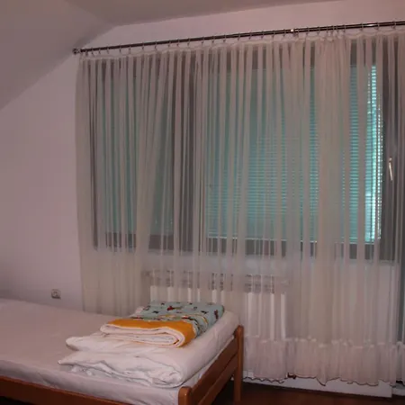 Gerendaház Vip Foca, Foca, *